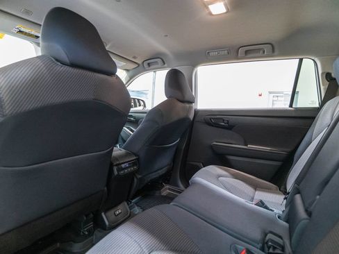 Used 2023 Toyota Highlander LE AWD/4WD image 14