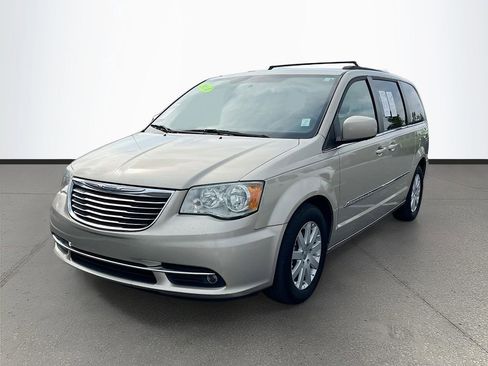Used 2014 Chrysler Town & Country Touring image 3