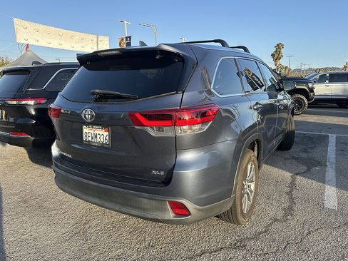 Used 2018 Toyota Highlander XLE FWD image 3