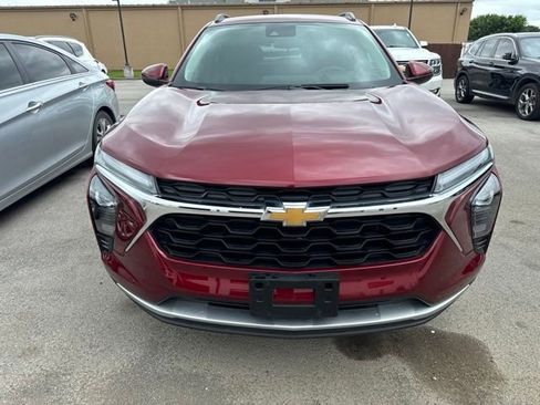 Used 2025 Chevrolet Trax LT w/ LT Convenience Package FWD image 2