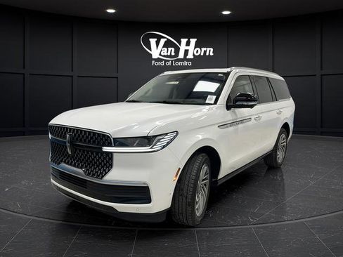 Used 2025 Lincoln Navigator Reserve image 7