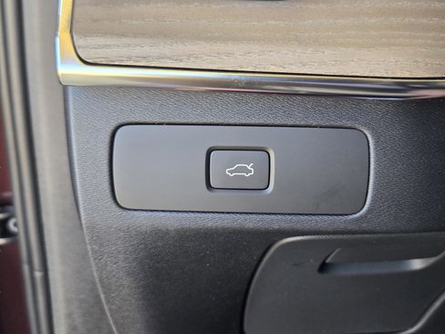 New 2026 Volvo XC90 B6 Plus w/ Protection Package Premier AWD/4WD image 18