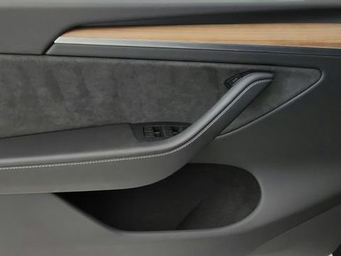 Used 2025 Tesla Model Y Long Range RWD image 64