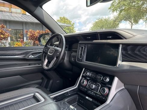 Used 2023 GMC Yukon XL Denali image 12