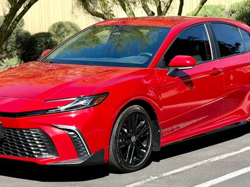 Used 2025 Toyota Camry SE w/ Convenience Package image 3