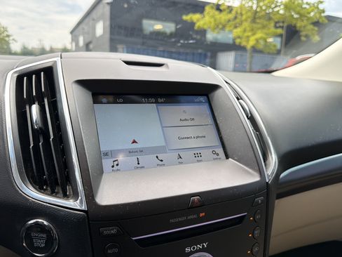 Used 2018 Ford Edge Titanium w/ Technology Package FWD image 20
