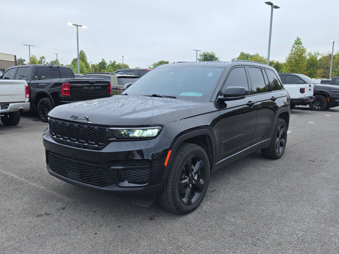 Used 2023 Jeep Grand Cherokee Altitude AWD/4WD image 3