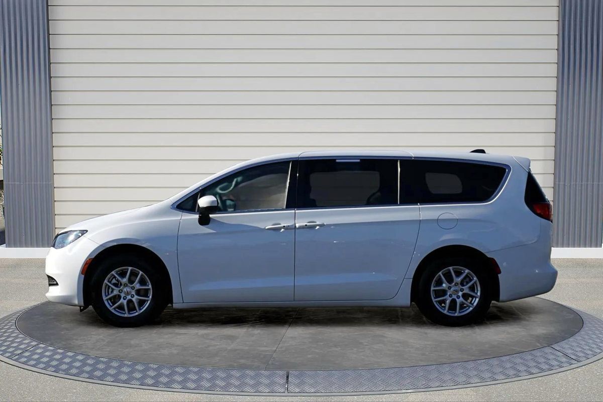 Used 2023 Chrysler Voyager LX FWD image 4