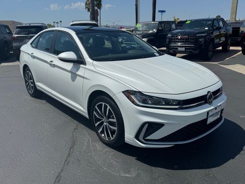 Used 2025 Volkswagen Jetta SE w/ Sunroof Package FWD image 2