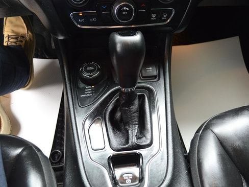 Used 2019 Jeep Cherokee Latitude Plus AWD/4WD image 27
