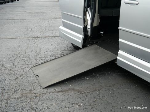 Used 2012 Dodge Grand Caravan SXT image 12