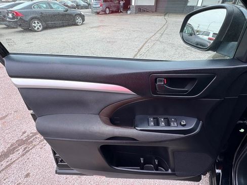 Used 2019 Toyota Highlander LE FWD image 22