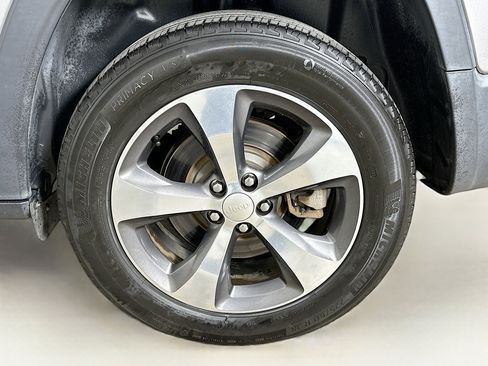 Used 2019 Jeep Cherokee Limited image 11