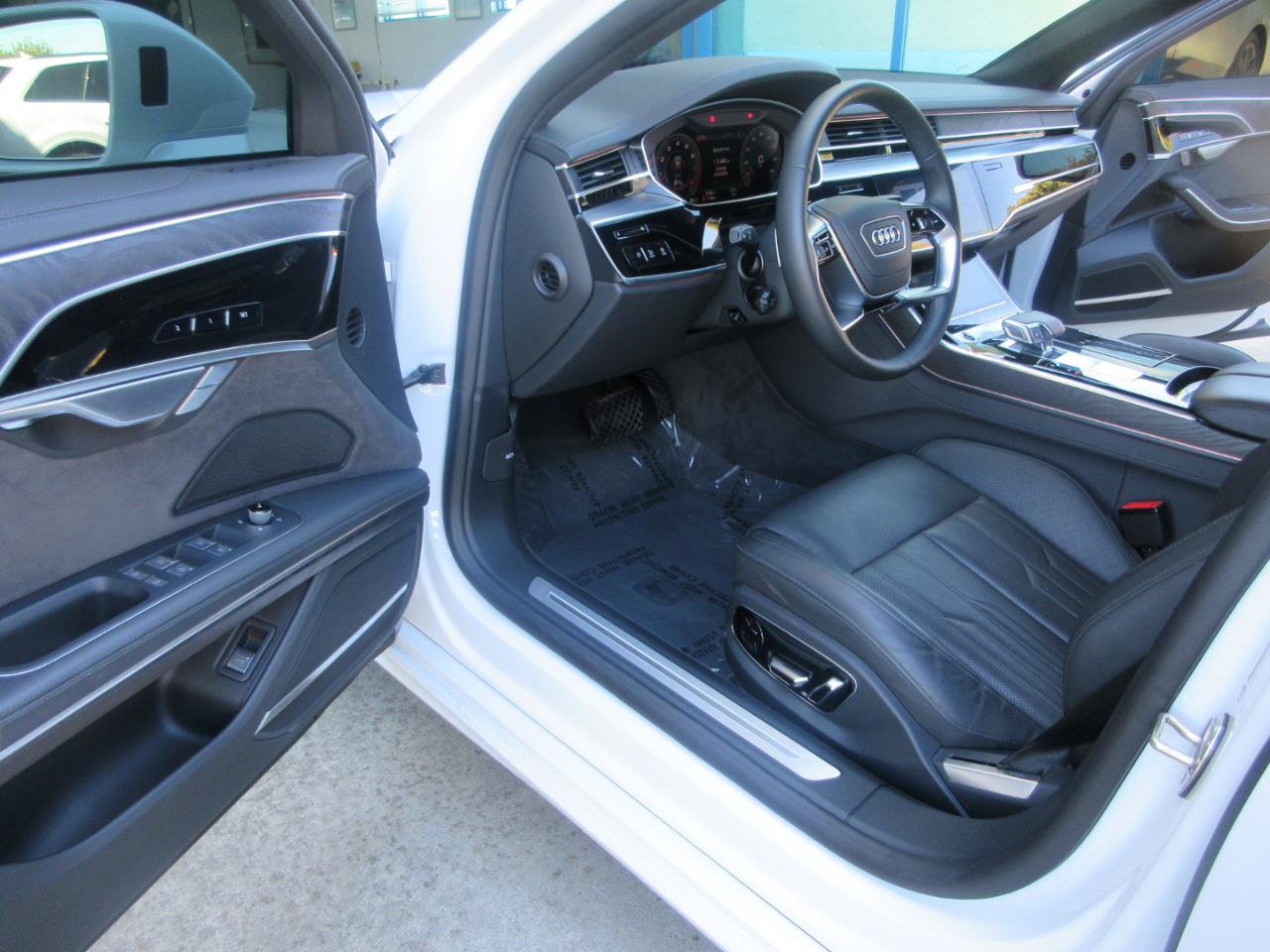 Used 2025 Audi A8 L 3.0T w/ EXECUTIVE PACKAGE w/ Executive Package AWD/4WD image 6