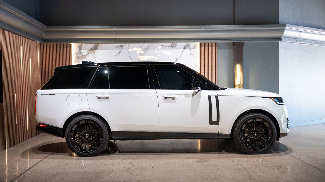 Used 2025 Land Rover Range Rover Long Wheelbase SE AWD/4WD image 8