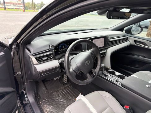 Used 2025 Toyota Camry SE w/ Convenience Package FWD image 4
