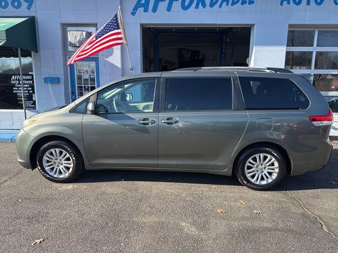 Used 2012 Toyota Sienna XLE image 6