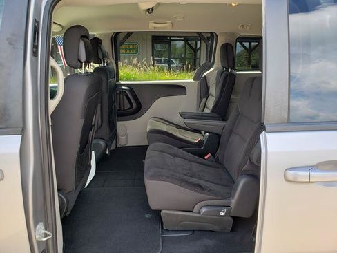 Used 2018 Dodge Grand Caravan SE w/ UConnect Hands-Free Group FWD image 12