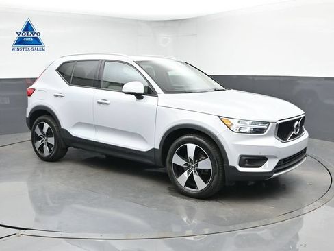 Used 2022 Volvo XC40 T4 Momentum FWD image 1