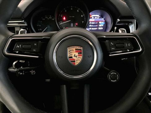 Used 2025 Porsche Macan image 18