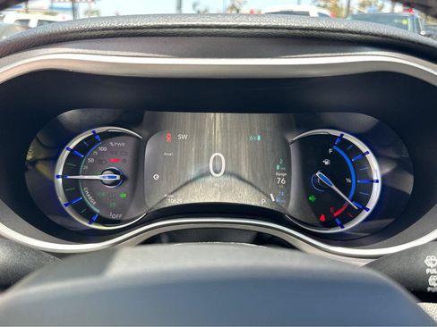 Used 2024 Chrysler Pacifica Limited FWD image 21