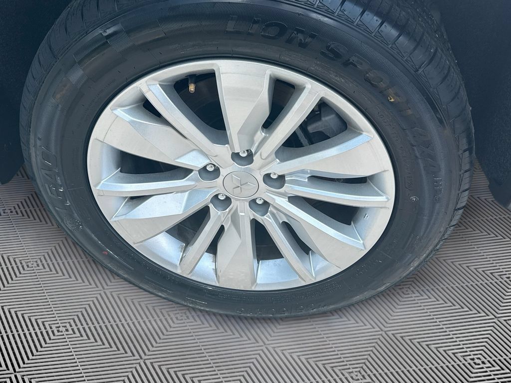 Used 2025 Mitsubishi Outlander ES FWD image 33