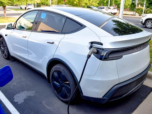 Used 2026 Tesla Model Y Long Range AWD/4WD image 17