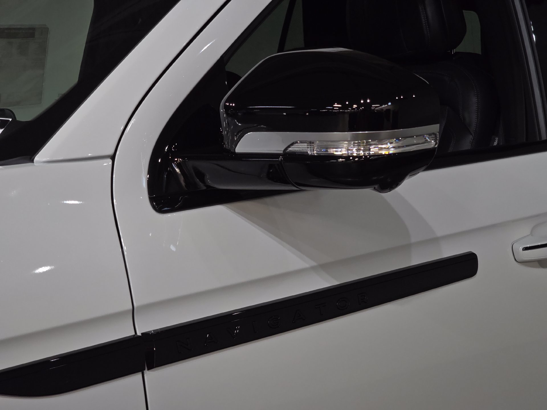 New 2025 Lincoln Navigator Reserve w/ Jet Appearance Package AWD/4WD image 13