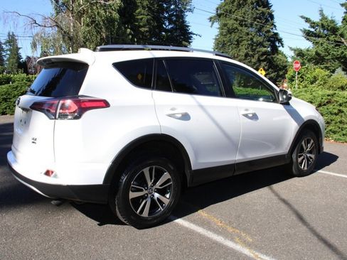 Used 2018 Toyota RAV4 XLE AWD/4WD image 3
