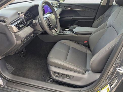 Used 2025 Toyota Camry XLE w/ Premium Plus Package image 4