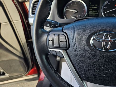 Used 2017 Toyota Highlander XLE image 11