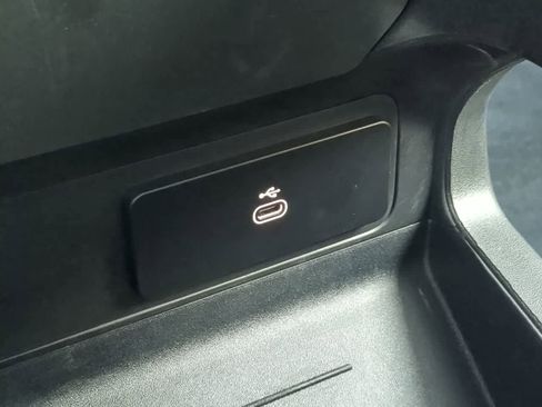 Used 2025 Land Rover Defender 110 X-Dynamic SE image 33