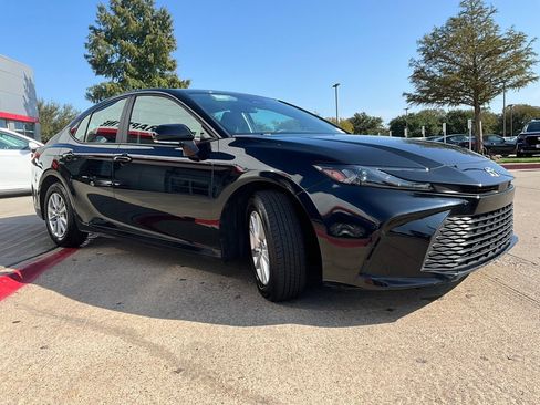 Used 2025 Toyota Camry LE image 5