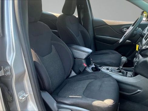 Used 2019 Jeep Cherokee Latitude w/ Popular Appearance Group FWD image 28