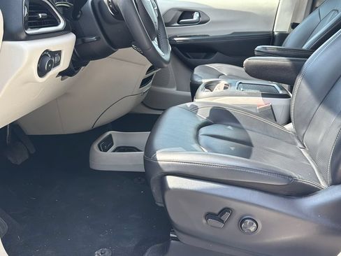 Used 2023 Chrysler Pacifica Touring-L FWD image 9
