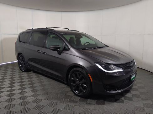Used 2018 Chrysler Pacifica Limited w/ S Appearance Package FWD image 11