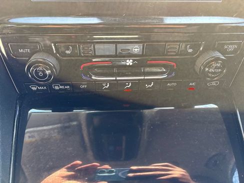 Used 2023 Jeep Grand Cherokee L Laredo w/ Luxury Tech Group I AWD/4WD image 32