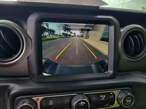 Used 2023 Jeep Gladiator Willys AWD/4WD image 20