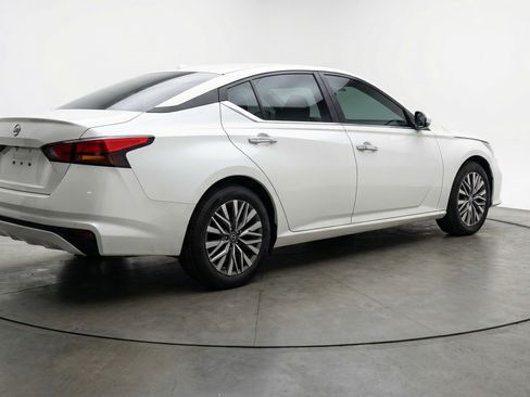 Used 2025 Nissan Altima 2.5 SV FWD image 9