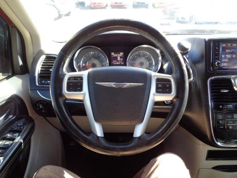 Used 2016 Chrysler Town & Country Touring-L image 18