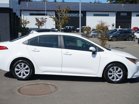 Used 2025 Toyota Corolla LE FWD image 2