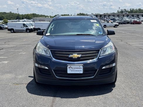 Used 2017 Chevrolet Traverse LS FWD image 2