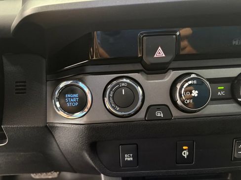 Used 2017 Toyota Tacoma TRD Off-Road w/ Tow Package (A/T) AWD/4WD image 11