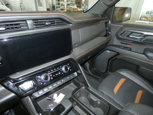 Used 2024 GMC Sierra 1500 AT4 w/ AT4 Preferred Package image 12