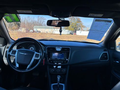 Used 2011 Chrysler 200 Limited image 10