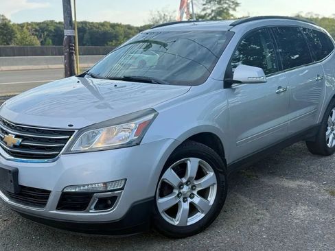 Used 2016 Chevrolet Traverse LT w/ Style and Technology Package image 2