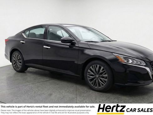 Used 2025 Nissan Altima 2.5 SV image 1