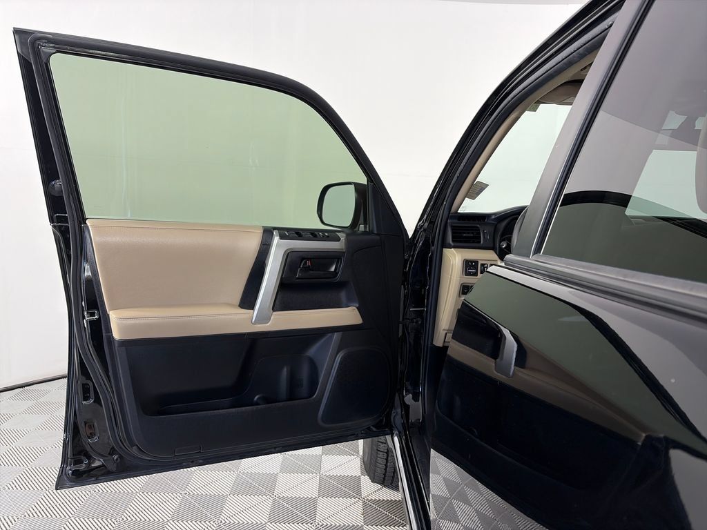 Used 2013 Toyota 4Runner SR5 w/ Convenience Pkg AWD/4WD image 10