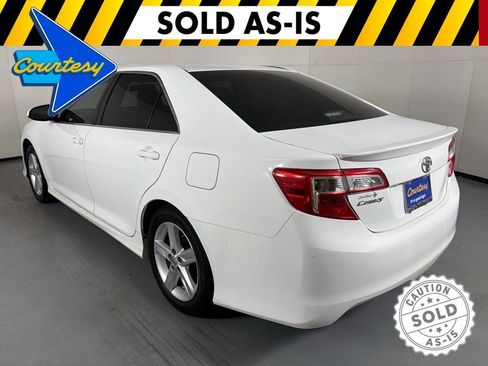 Used 2014 Toyota Camry SE w/ Moonroof Package FWD image 6