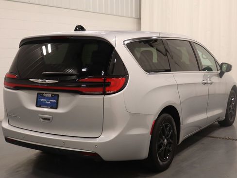 Used 2024 Chrysler Pacifica Touring-L image 9